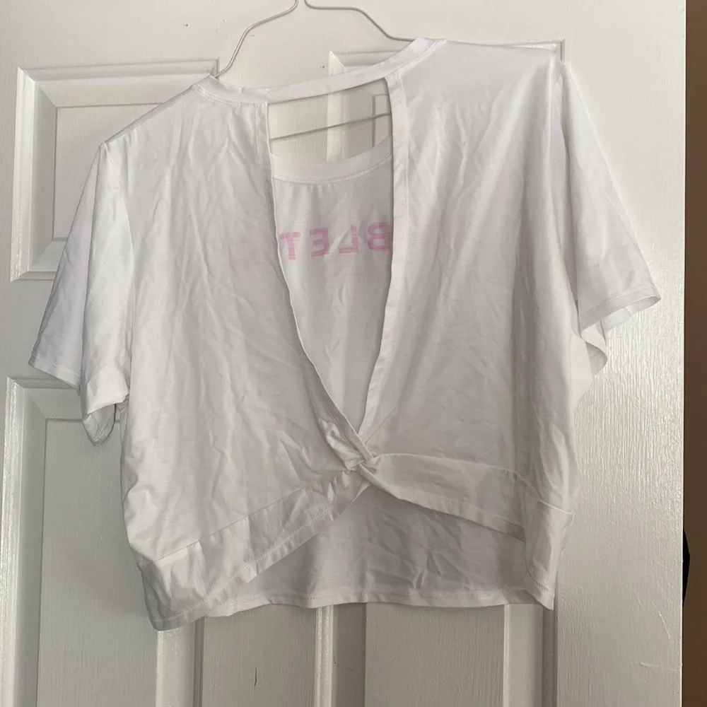 Fabletics cropped tee - Picture 2 of 2